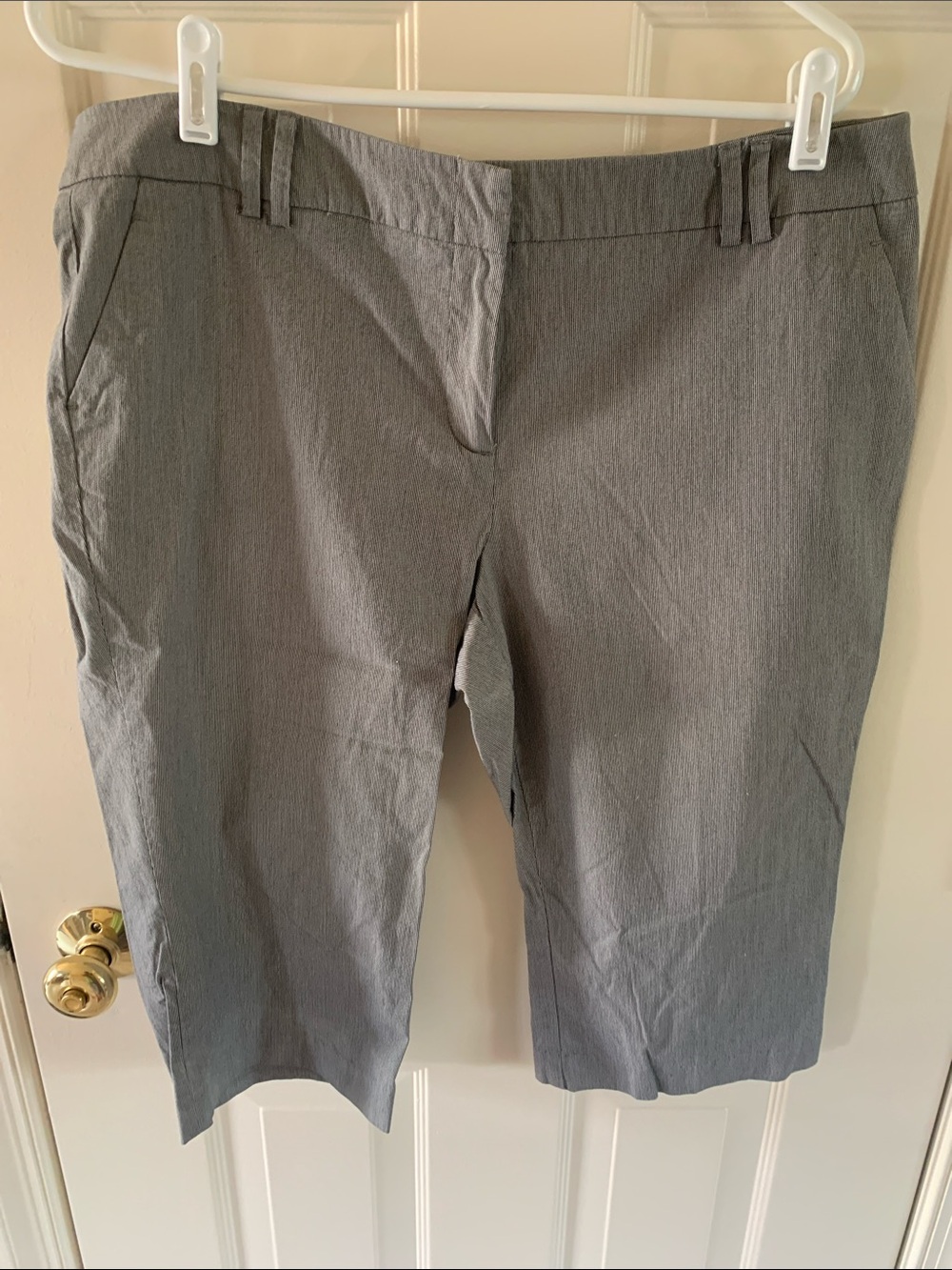 New York & Company Gray Capris Stretch Pants